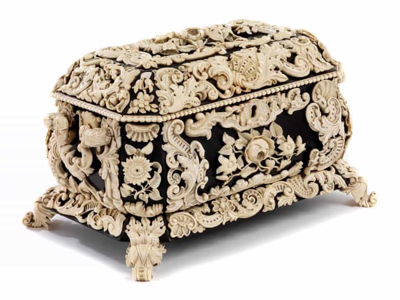 Detailabbildung: † Ebenholz- und Elfenbeinschatulle aus bedeutender Provenienz