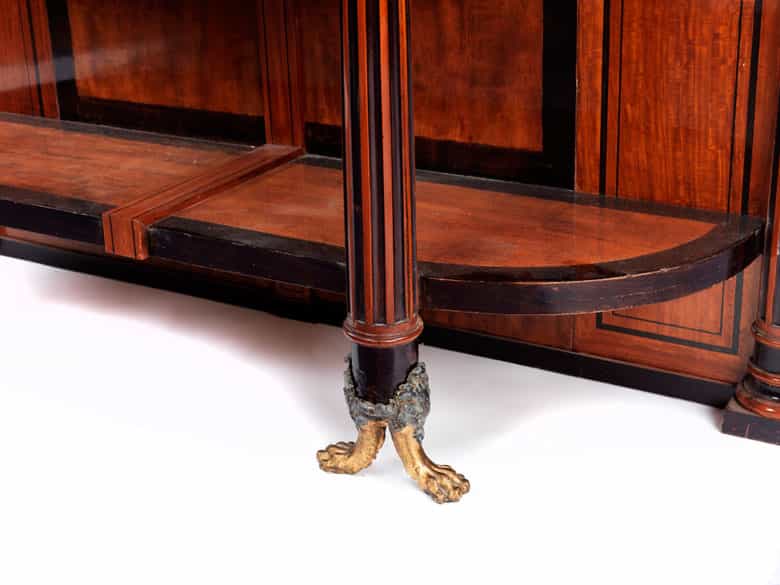 Detailabbildung:  Anrichte in Form eines Tempels