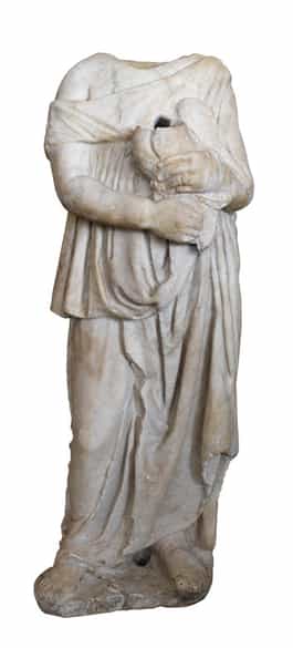 Detailabbildung: Römische Marmorstatue einer Frau in langem Gewand mit einer Opfer-Weihgabe
