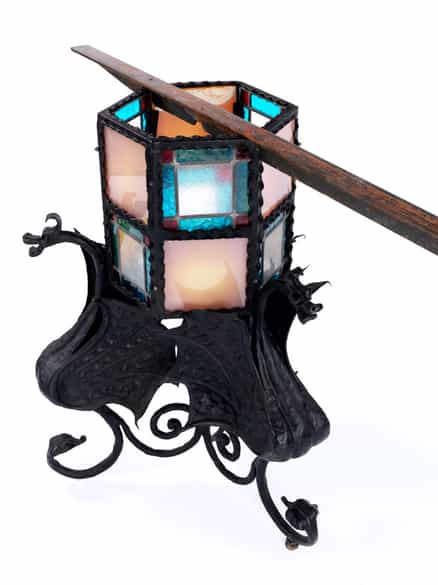 Detailabbildung: Tisch nach Entwurf von Antonì Gaudi, 1852 – 1926