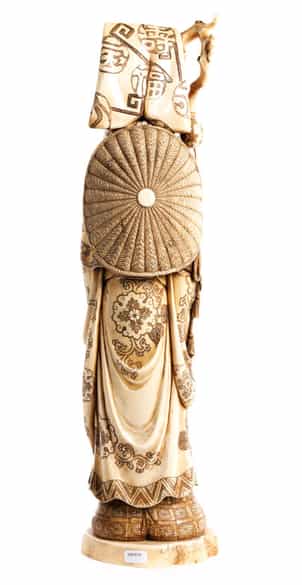 Detailabbildung: Große Elfenbeinfigur des Glücksgottes Jurojin