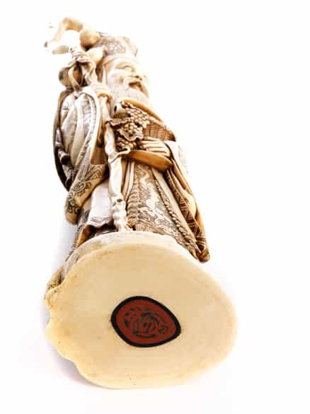 Detailabbildung: Große Elfenbeinfigur des Glücksgottes Jurojin
