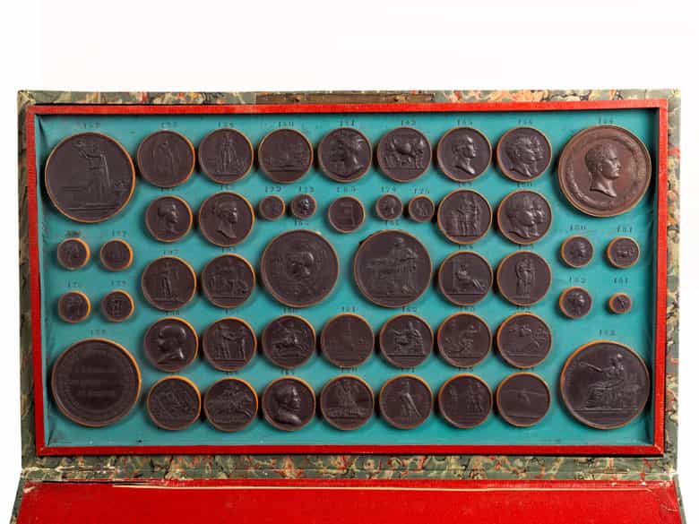 Detailabbildung:  Daktyliathek - Medaillenmustersammlung der Ära Napoleons
