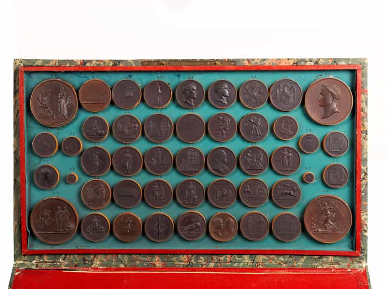 Detailabbildung:  Daktyliathek - Medaillenmustersammlung der Ära Napoleons