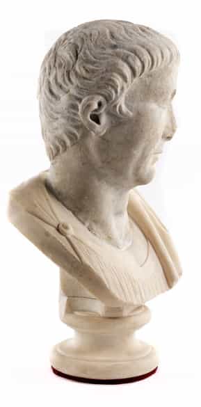 Detailabbildung:  Römischer Cäsarenkopf in Marmor auf rundem Marmorsockel