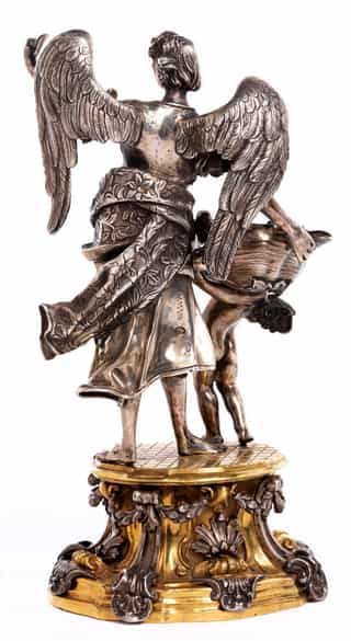 Detailabbildung:  Figürlich gestaltetes Weihwassergefäß in Silber und vergoldeter Bronze