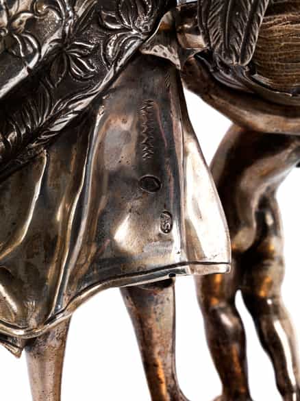 Detailabbildung:  Figürlich gestaltetes Weihwassergefäß in Silber und vergoldeter Bronze