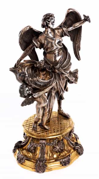 Detailabbildung:  Figürlich gestaltetes Weihwassergefäß in Silber und vergoldeter Bronze