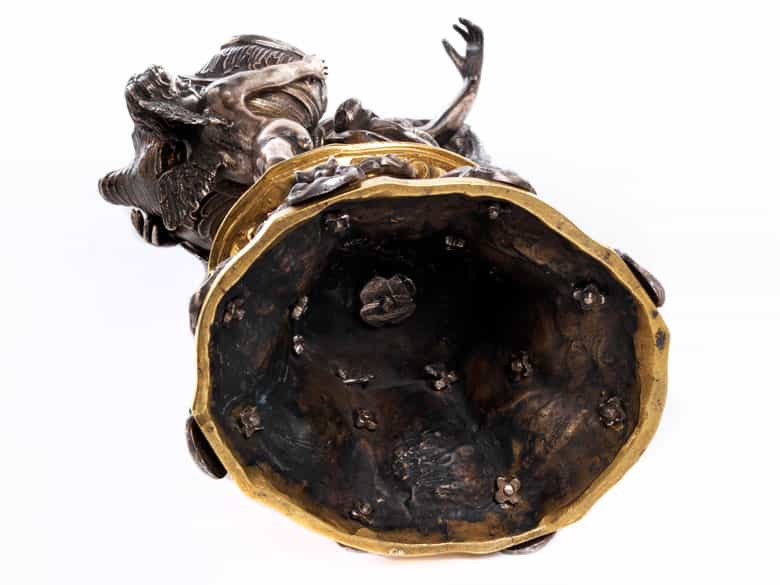 Detailabbildung:  Figürlich gestaltetes Weihwassergefäß in Silber und vergoldeter Bronze