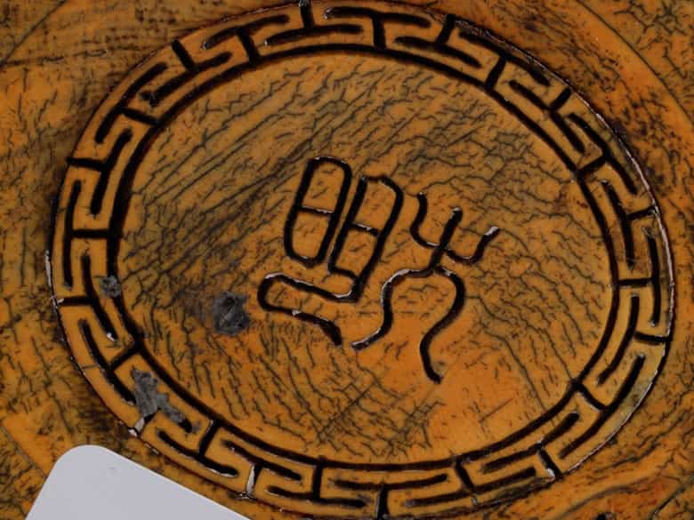 Detailabbildung:  Chinesische Schnitzfigur einer bärtigen Gottheit 