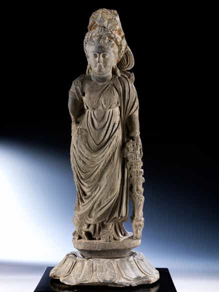 Detailabbildung: Steinfigur einer Tyche der Gandhara-Kultur