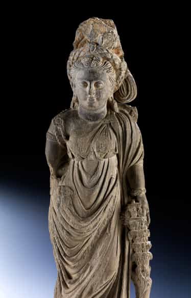 Detailabbildung: Steinfigur einer Tyche der Gandhara-Kultur