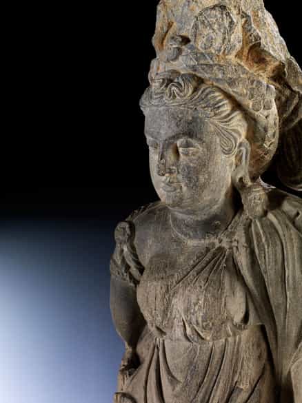 Detailabbildung: Steinfigur einer Tyche der Gandhara-Kultur
