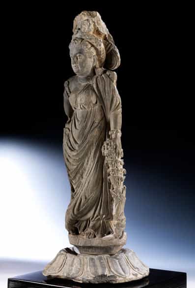 Detailabbildung: Steinfigur einer Tyche der Gandhara-Kultur