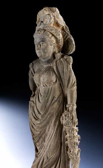 Detailabbildung: Steinfigur einer Tyche der Gandhara-Kultur