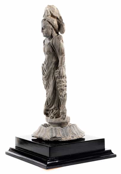 Detailabbildung: Steinfigur einer Tyche der Gandhara-Kultur