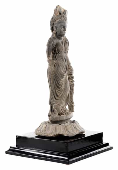 Detailabbildung: Steinfigur einer Tyche der Gandhara-Kultur