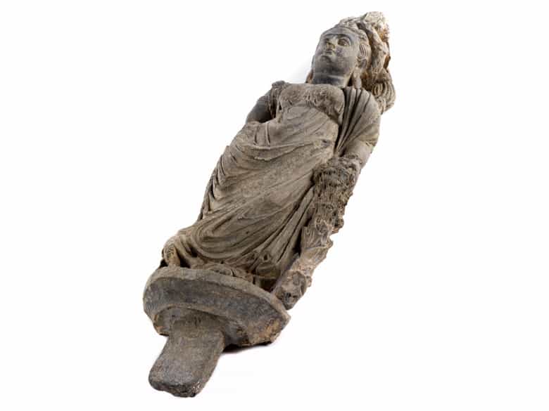 Detailabbildung: Steinfigur einer Tyche der Gandhara-Kultur