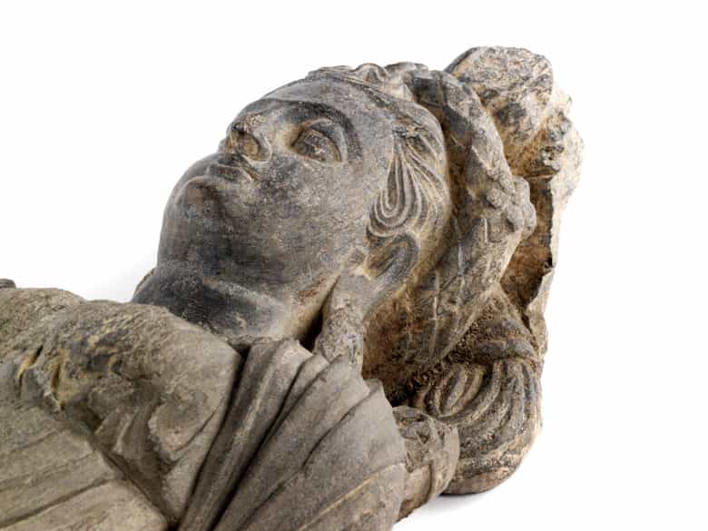 Detailabbildung: Steinfigur einer Tyche der Gandhara-Kultur