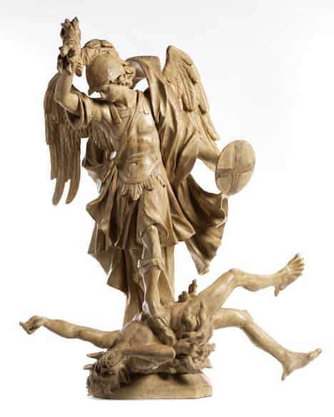 Detailabbildung:  Geschnitzte und gefasste Figurengruppe des Heiligen Michael im Kampf gegen den Satan