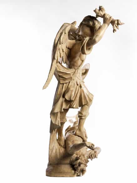 Detailabbildung:  Geschnitzte und gefasste Figurengruppe des Heiligen Michael im Kampf gegen den Satan