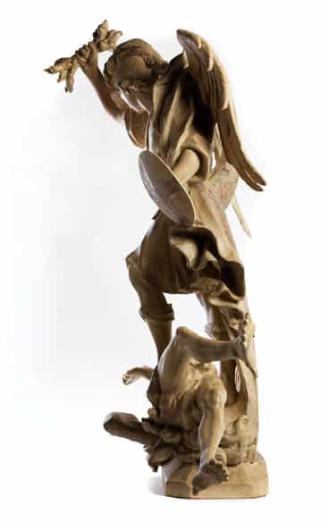 Detailabbildung:  Geschnitzte und gefasste Figurengruppe des Heiligen Michael im Kampf gegen den Satan