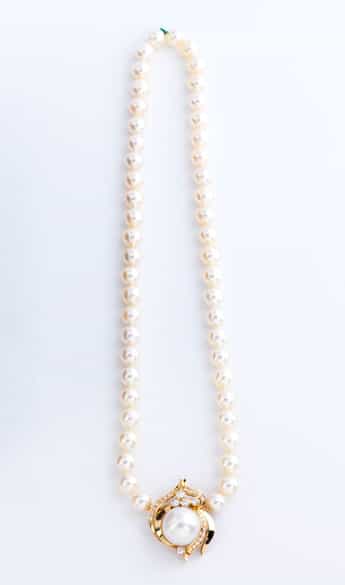 Detailabbildung:  Perlenkette mit Anhänger