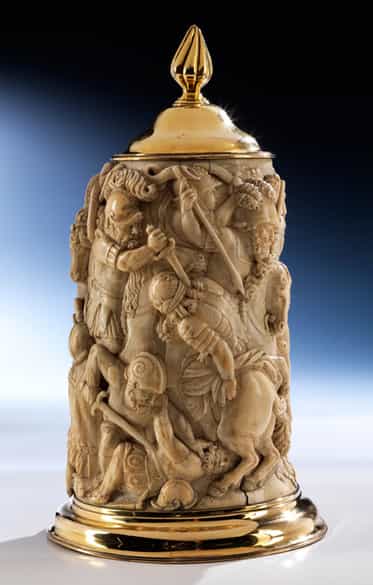 Detailabbildung:  Elfenbeinmantel eines großen Humpens