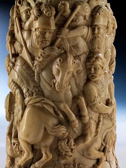 Detailabbildung:  Elfenbeinmantel eines großen Humpens