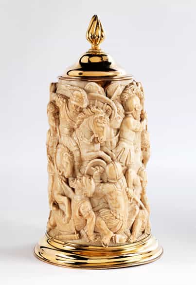 Detailabbildung:  Elfenbeinmantel eines großen Humpens