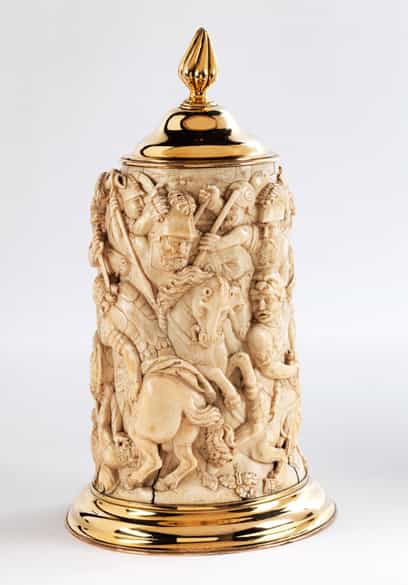 Detailabbildung:  Elfenbeinmantel eines großen Humpens