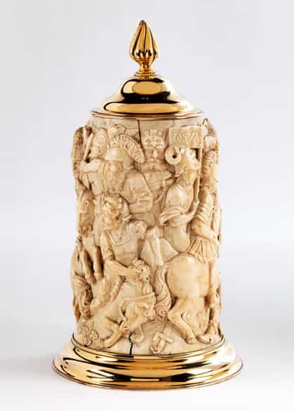 Detailabbildung:  Elfenbeinmantel eines großen Humpens