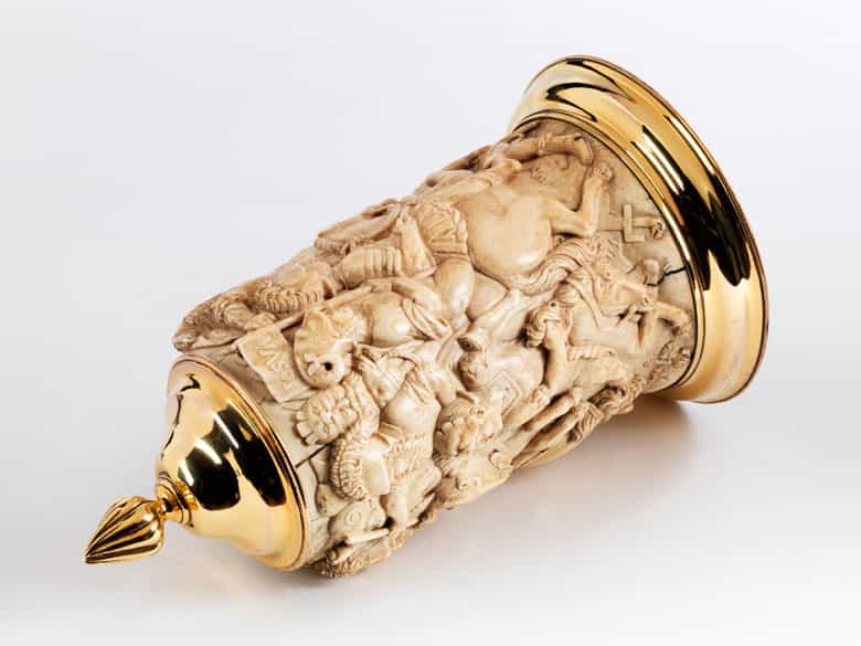 Detailabbildung:  Elfenbeinmantel eines großen Humpens