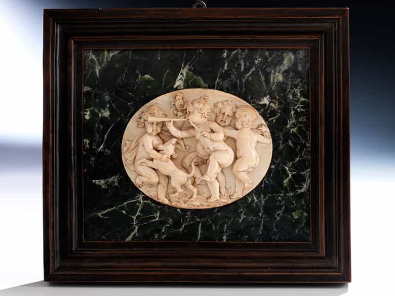 Detailabbildung: Elfenbeinhochrelief mit Puttendarstellung