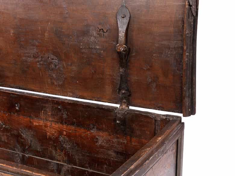 Detailabbildung:  Frühbarock-Truhe