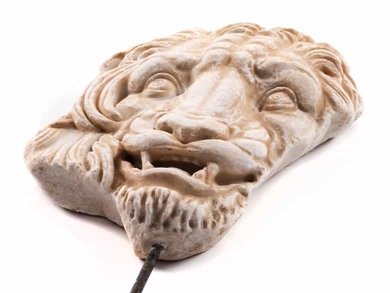 Detailabbildung: Löwenmaskenrelief in Marmor