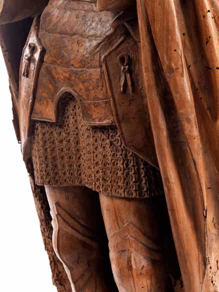 Detailabbildung:  Schnitzfigur eines Heiligen im Harnisch