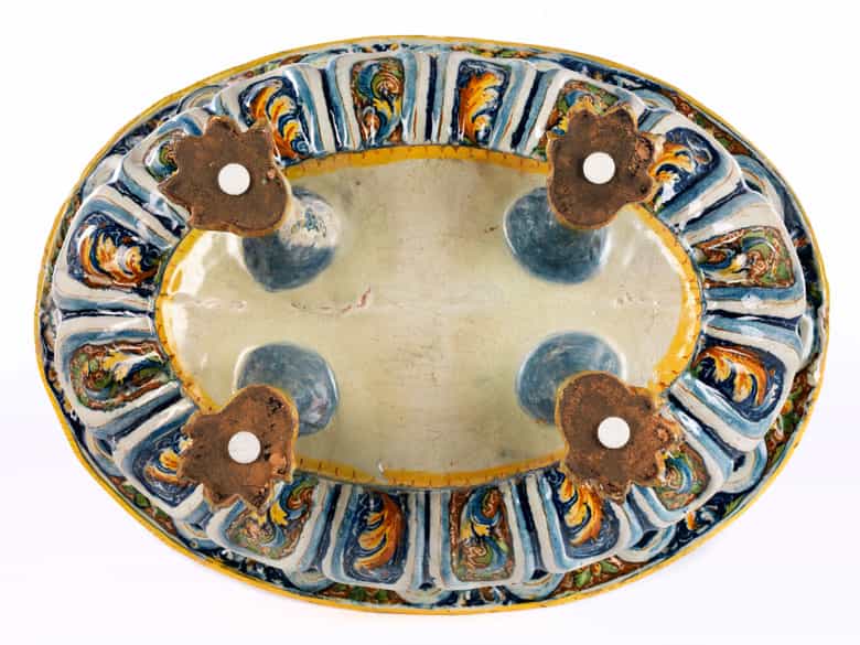 Detailabbildung:  Große, äußerst seltene Majolika-Erfrischungsschale, wohl aus der Werkstatt des Domenico da Venezia