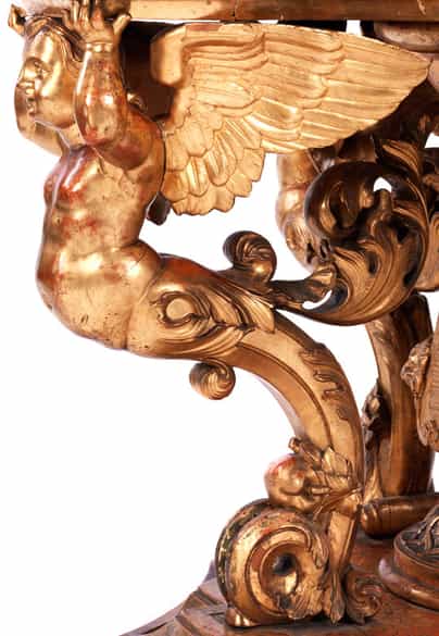 Detailabbildung: Höchst dekorativer, reich figürlich geschnitzter Salontisch im Barockstil