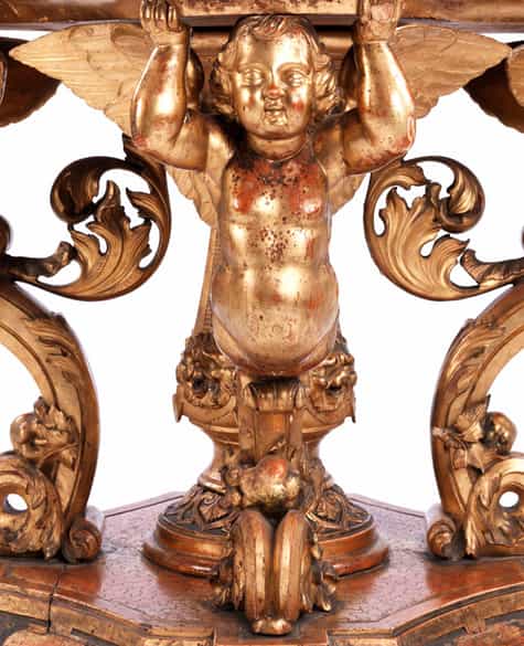 Detailabbildung: Höchst dekorativer, reich figürlich geschnitzter Salontisch im Barockstil