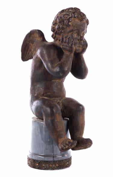 Detailabbildung:  Sitzender, geflügelter Putto