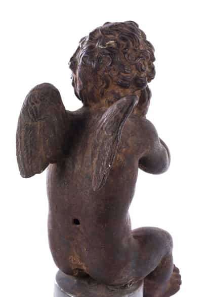 Detailabbildung:  Sitzender, geflügelter Putto