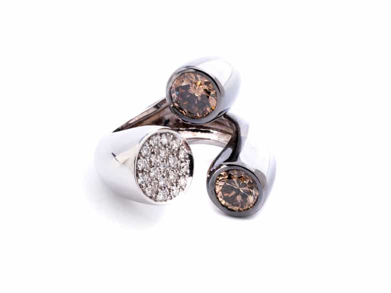 Detailabbildung:  Ring mit braunen und weißen Brillanten
