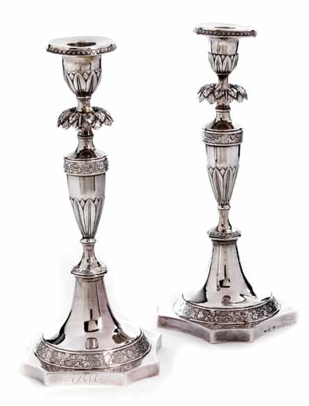 Detailabbildung: Zwei Kerzenstöcke