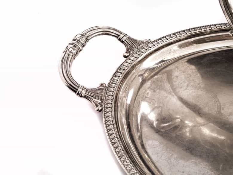 Detailabbildung:  Große Kopenhagener Silberplatte mit floralem Dekor