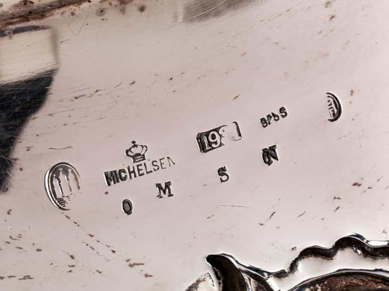 Detailabbildung:  Große Kopenhagener Silberplatte mit floralem Dekor