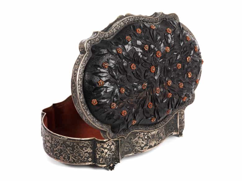 Detailabbildung:  Silberschatulle mit Korallenblüten