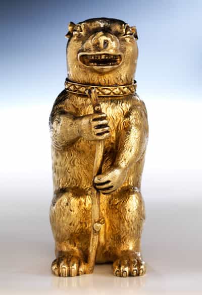 Detailabbildung: Trinkspiel in Form eines Bären 