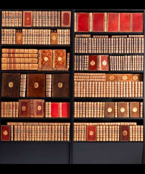 Detailabbildung: † Eine hochdekorative Bibliothek des 18. Jahrhunderts mit 656 Bänden