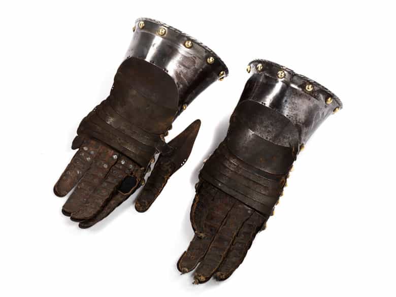 Detailabbildung:  Paar Rüstungshandschuhe